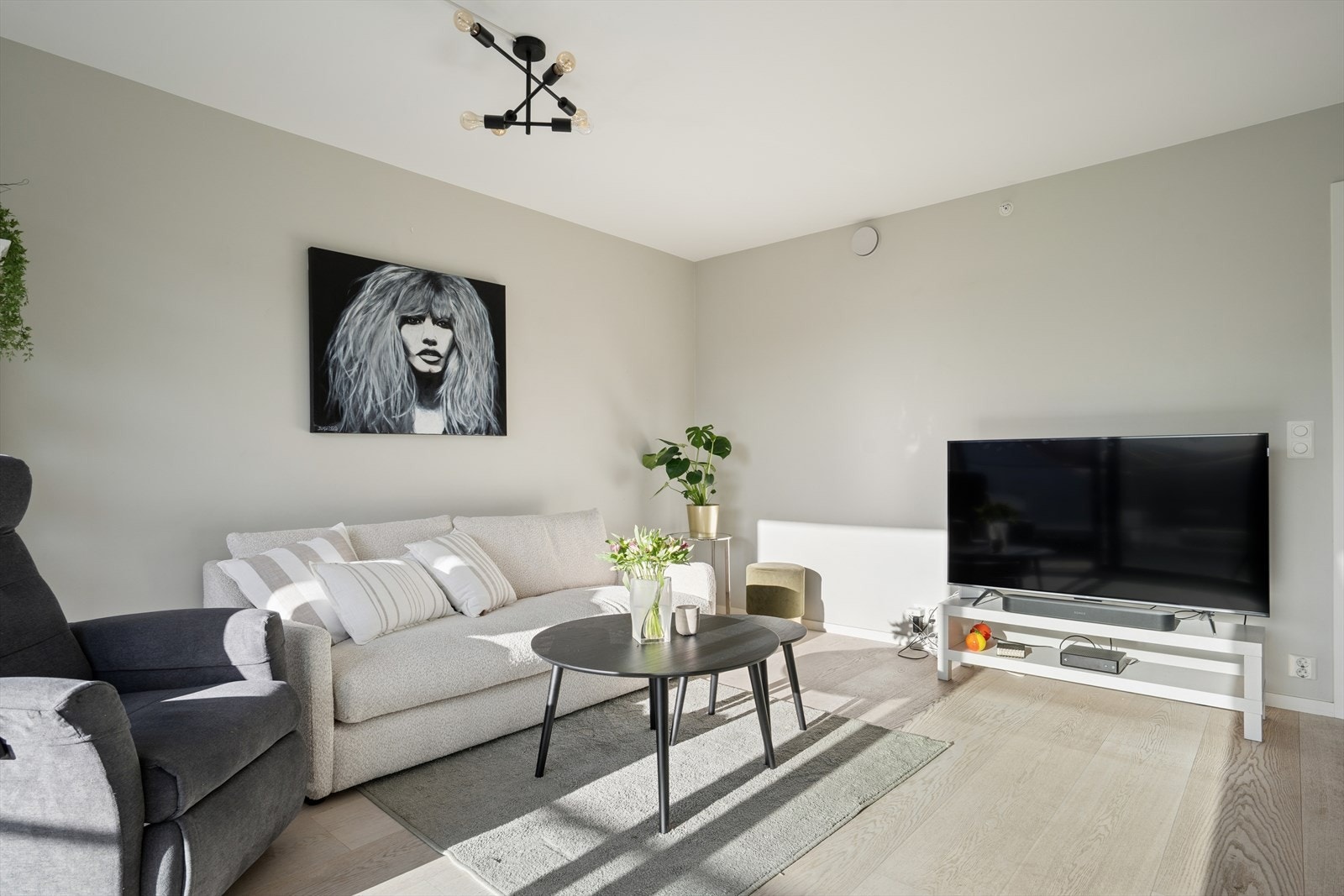 Hjertet i leiligheten er det åpne og luftige oppholdsrommet med stue og kjøkken i åpen løsning. Galleribilde