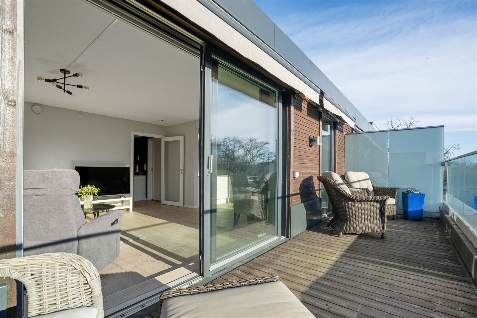 Terrassen fungerer som et fint ekstra uterom i sommerhalvåret. Galleribilde