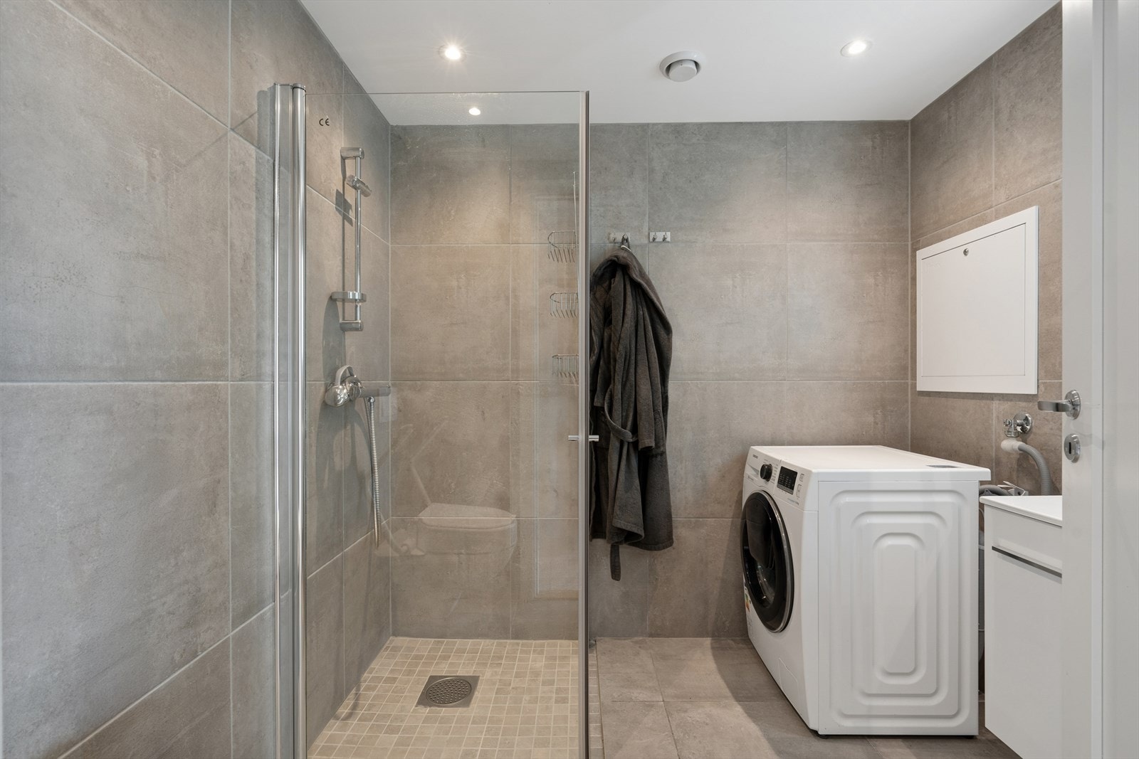 Leiligheten har et delikat flislagt bad med 60/60 fliser og er av god størrelse. Galleribilde