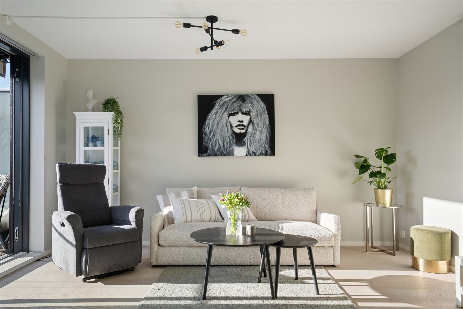 Stuedelen er enkel å innrede med både sofa og tilhørende møbler. Galleribilde