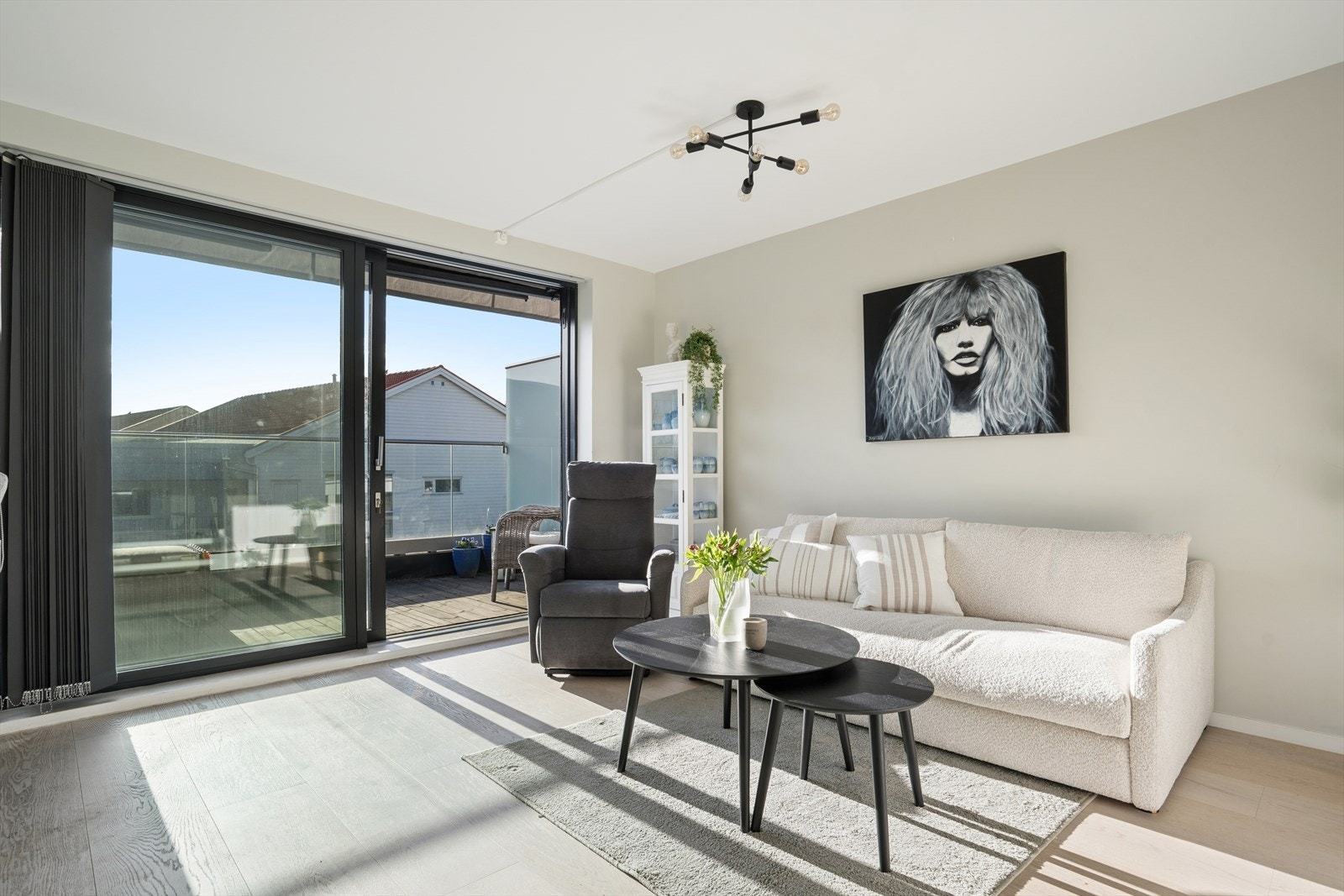 Rommet har gode møbleringsmuligheter og oppleves lys og trivelig med store vindusflater som slipper inn rikelig med naturlig lys. Galleribilde