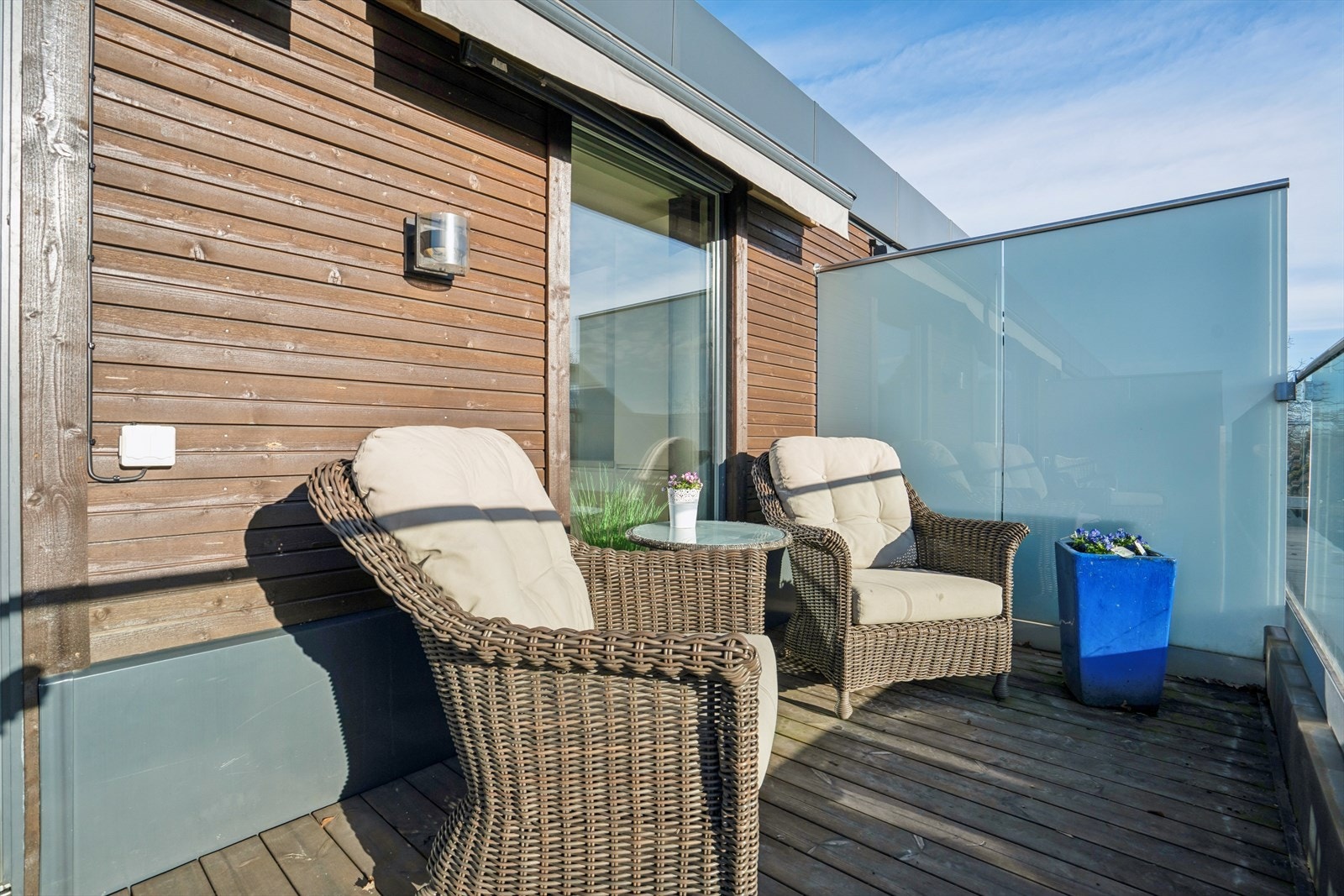 Terrassen måler ca. 14 kvm og har elektrisk markise for å skjerme for solen. Dessuten er det flotte persienner i alle rom for avskjerming for sol. Galleribilde