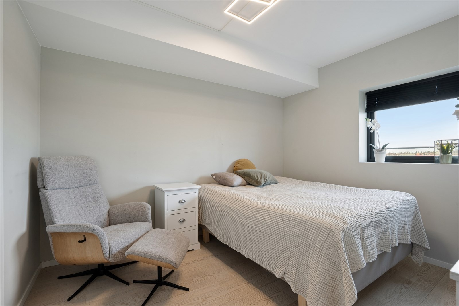 Hovedsoverommet har god plass til dobbeltseng og diverse møblementer. Galleribilde