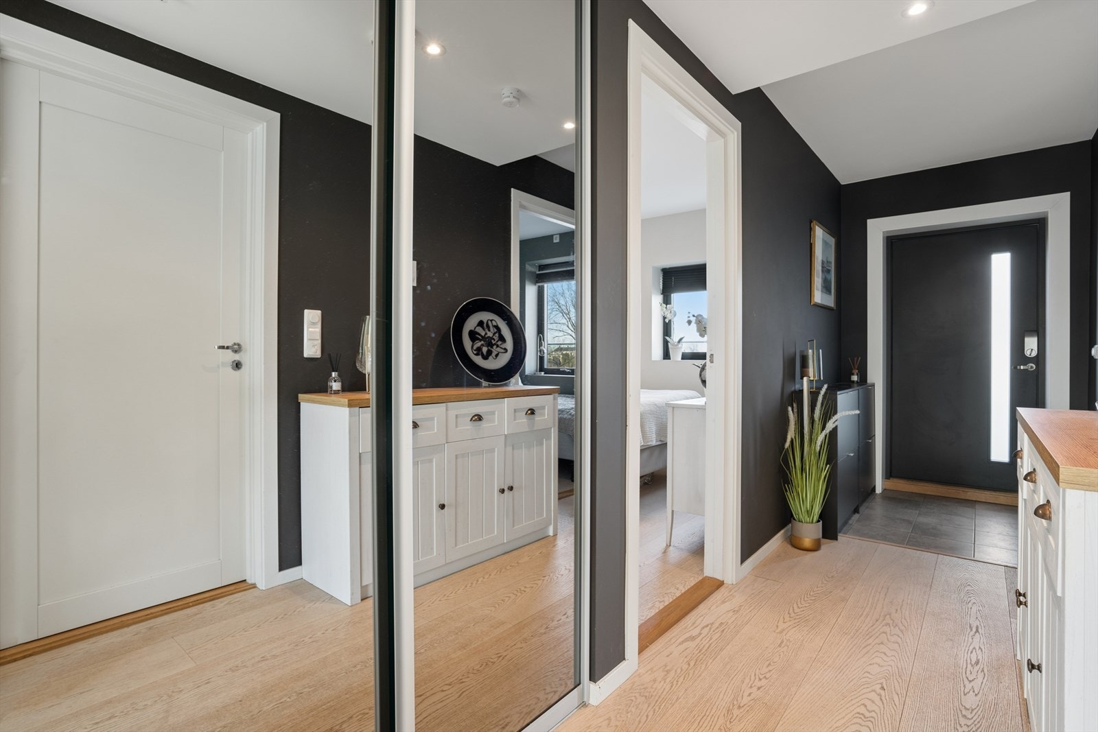 Entréen har god plass til entrémøblementer og ekstra plass til oppbevaring i skyvedørsgarderobe. Galleribilde