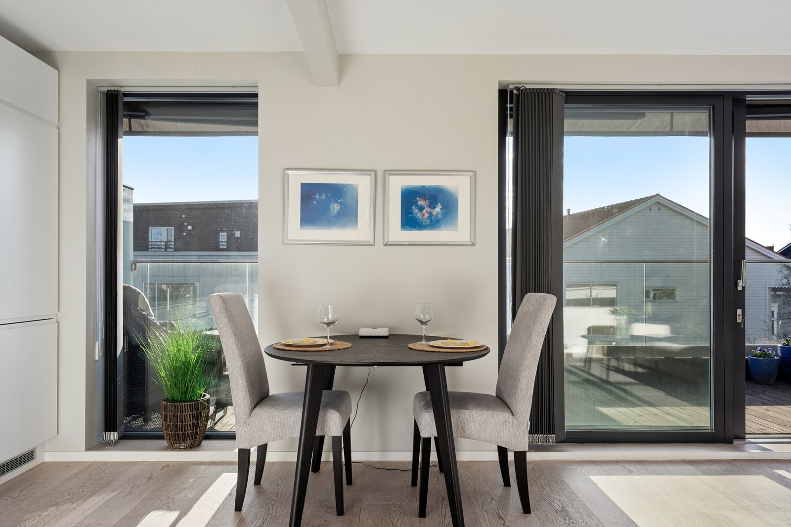 Mellom kjøkken og stue er det god plass til et spisebord. Galleribilde