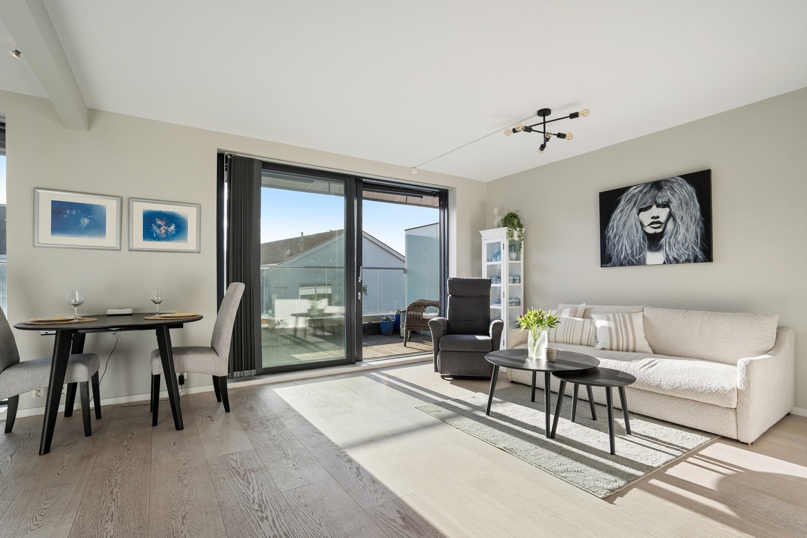 Fra stuen er det utgang til en romslig terrasse. Galleribilde