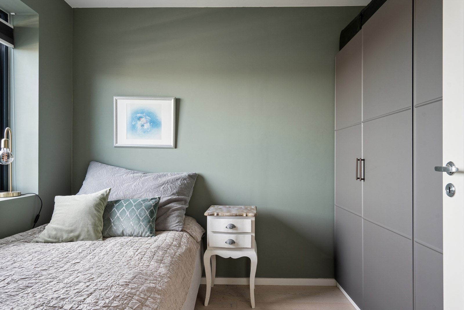 Soverom to har god plass til dobbeltseng og oppbevaring i garderobeskap. Galleribilde