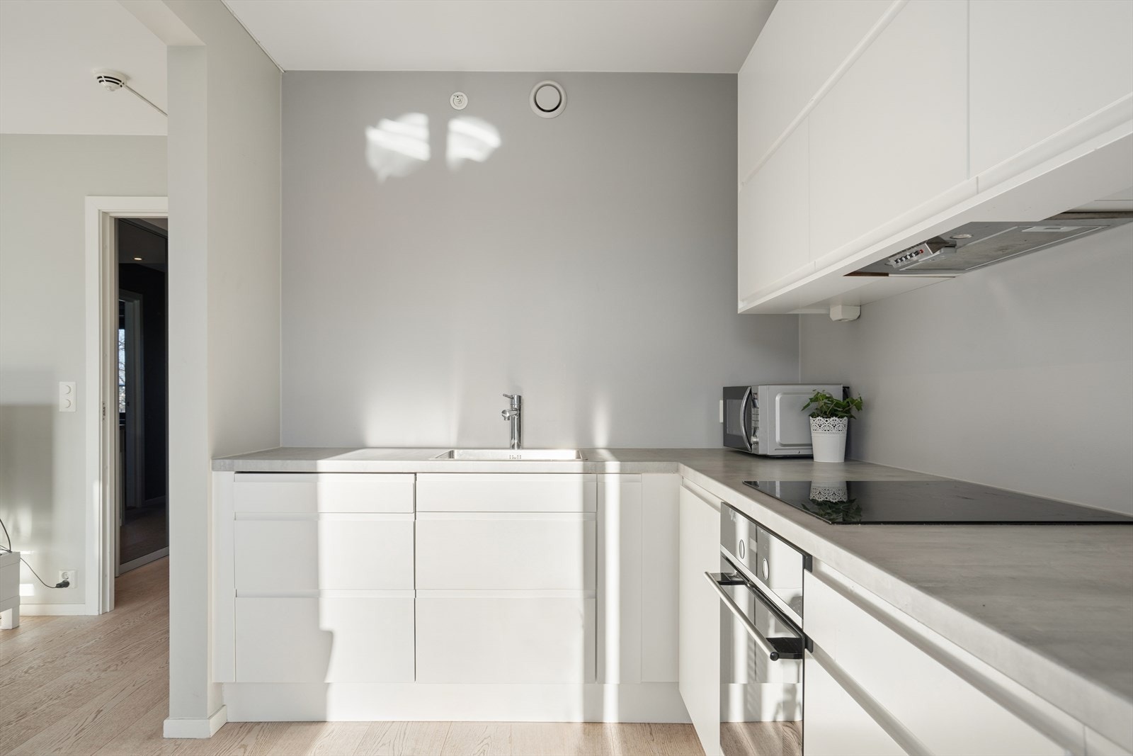 Kjøkkenet er praktisk utformet og har god arbeidsplass for både hverdagsbruk og sosiale sammenkomster. Galleribilde