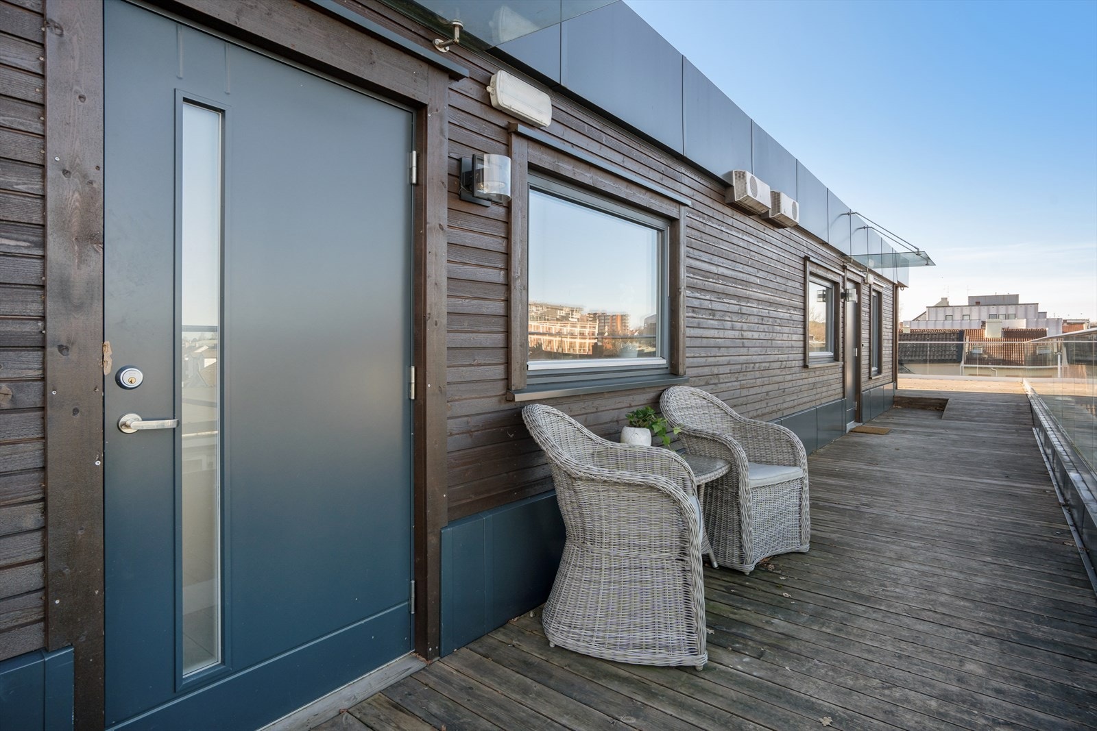 Leiligheten har et innbydende inngangsparti med adkomst via felles adkomstarealer i bygget. Galleribilde