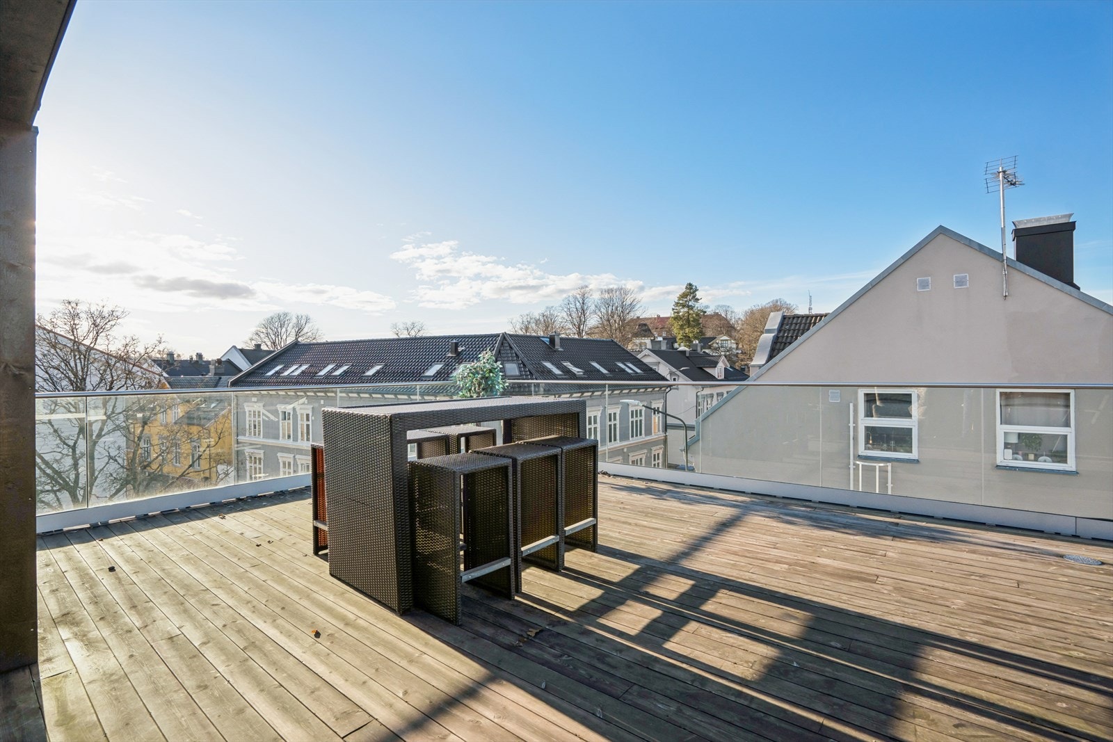 Det settes ut utemøblement på felles takterrasse i sommerhalvåret. Takterrassen er i nær tilknytning til leiligheten. Galleribilde