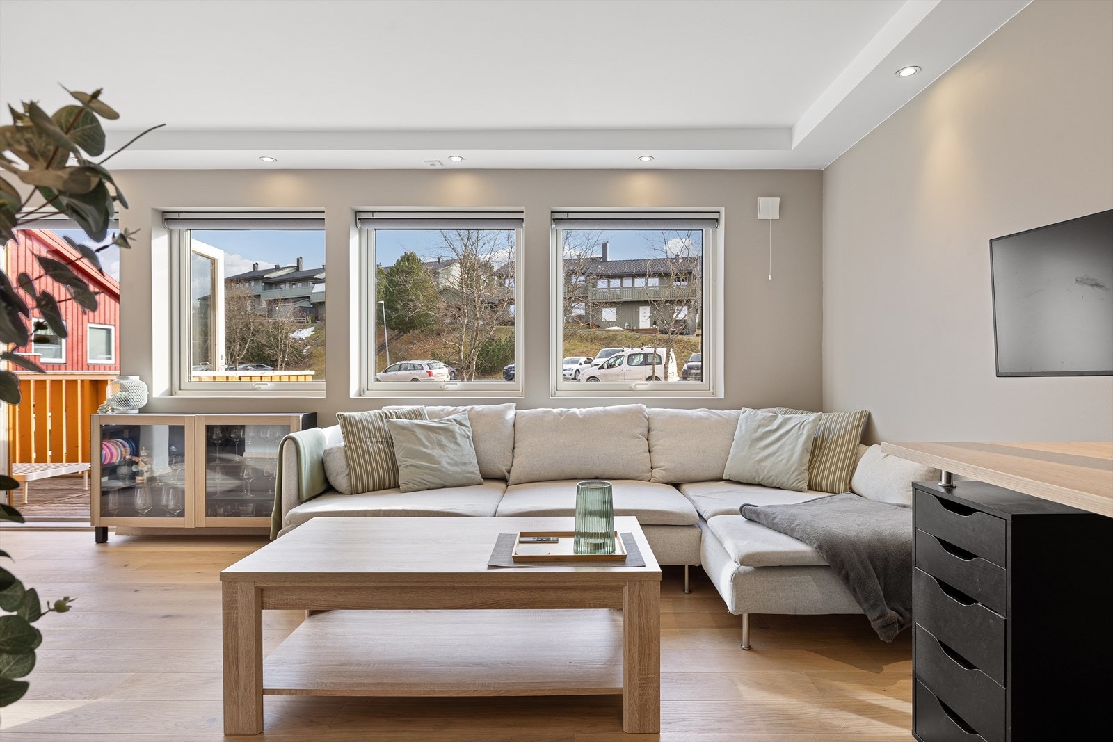 Boligens samlingspunkt har en romslig størrelse på 18,5m². Her er det god plass til møblering av hjørnesofa og tilhørende møbel. Galleribilde