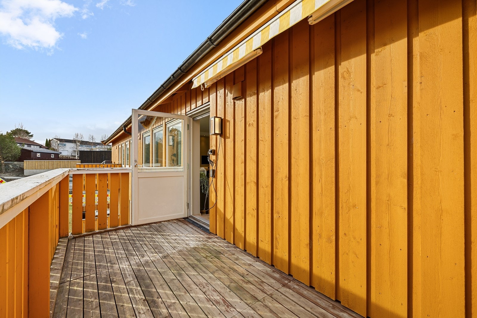 Balkongen ligger sørvendt mot rolig felles hage. Det er også praktisk stikk uttak montert på vegg. Galleribilde