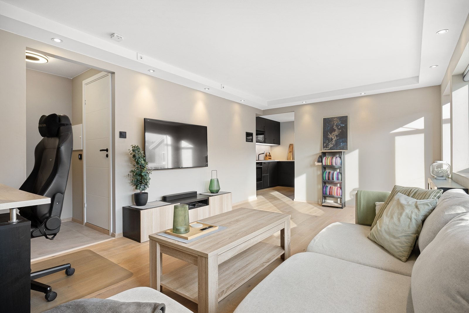 Det er etablert Philips Hue for smart lysstyring. Innebygd Ipad på vegg for styring. Galleribilde