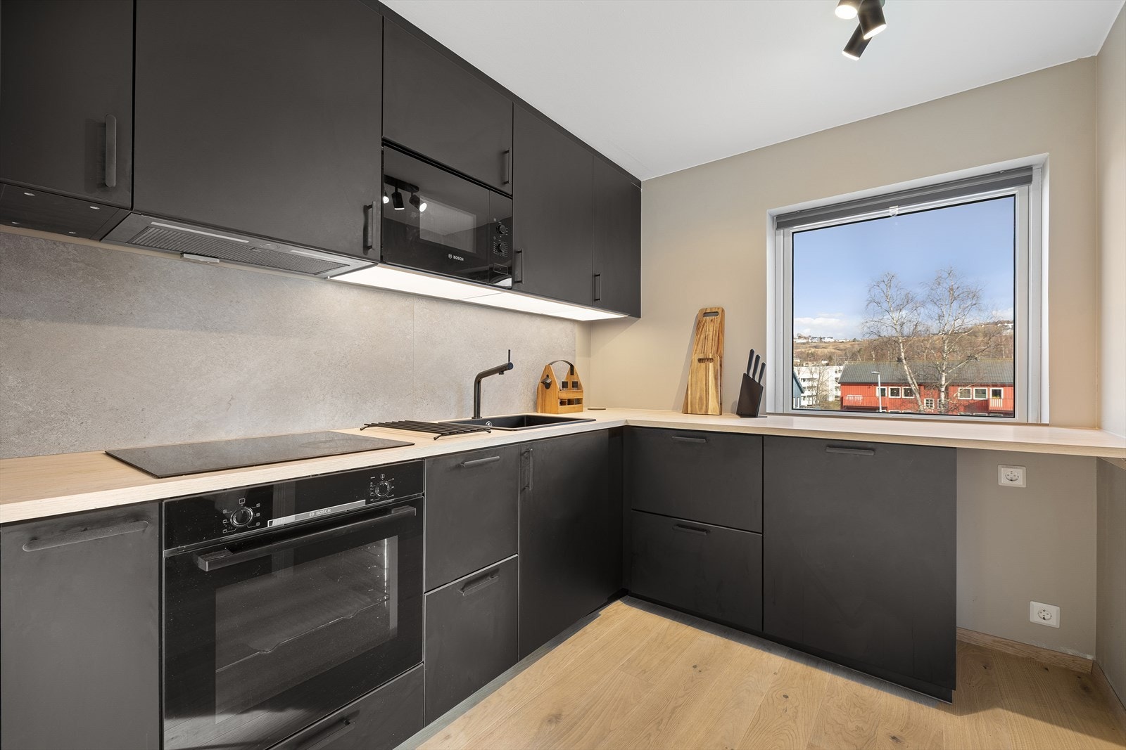 Takstmann har gjennomført en tilstandsvurdering av leiligheten i anledning salg, og har gitt kjøkkenet tilstandsgrad 0. Galleribilde