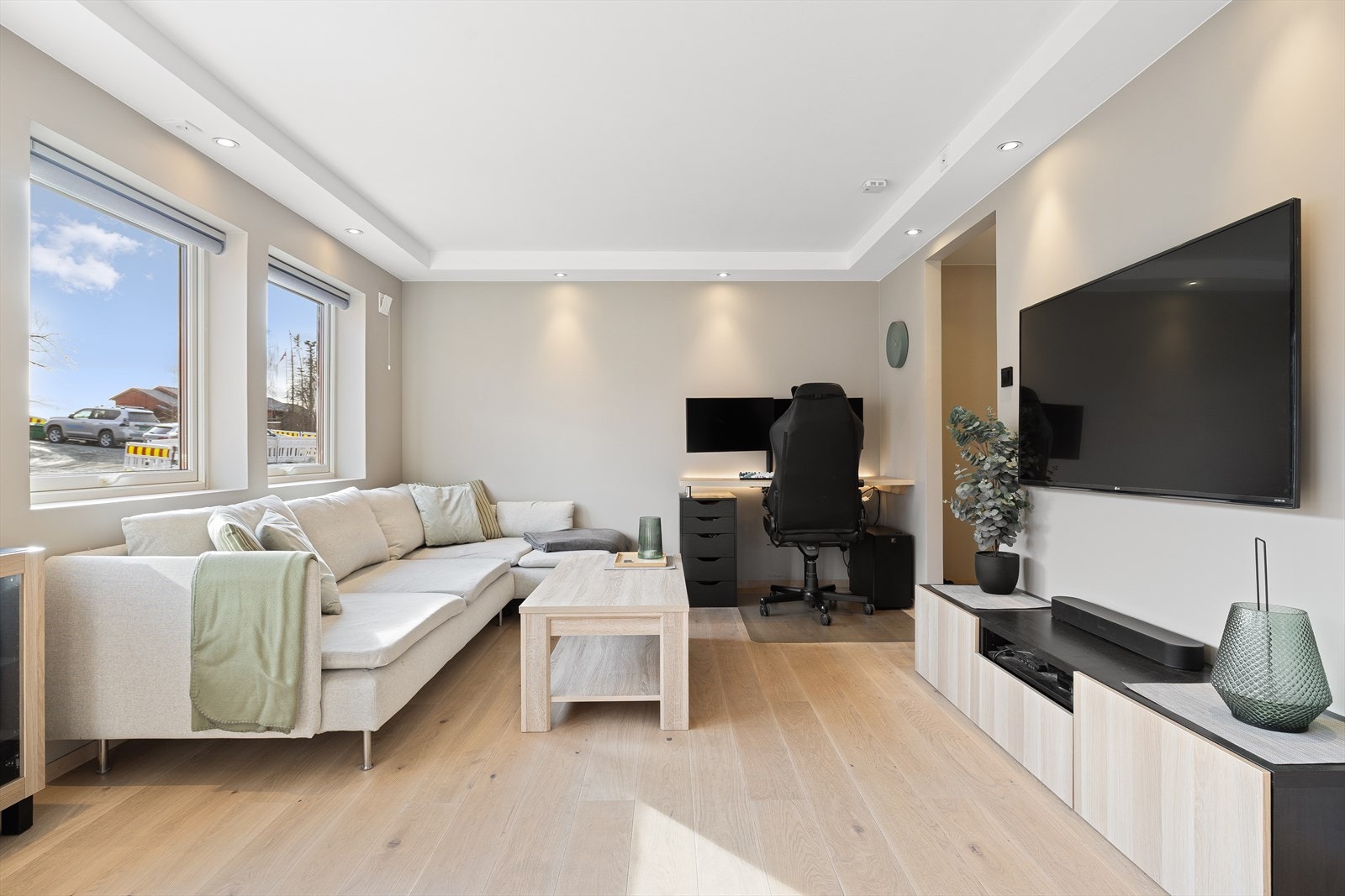 Leiligheten har flere gode kvaliteter, blant annet en romslig stue med store vindusflater med 3-lags glass, lave strøm kostnader og 3 boder. Galleribilde