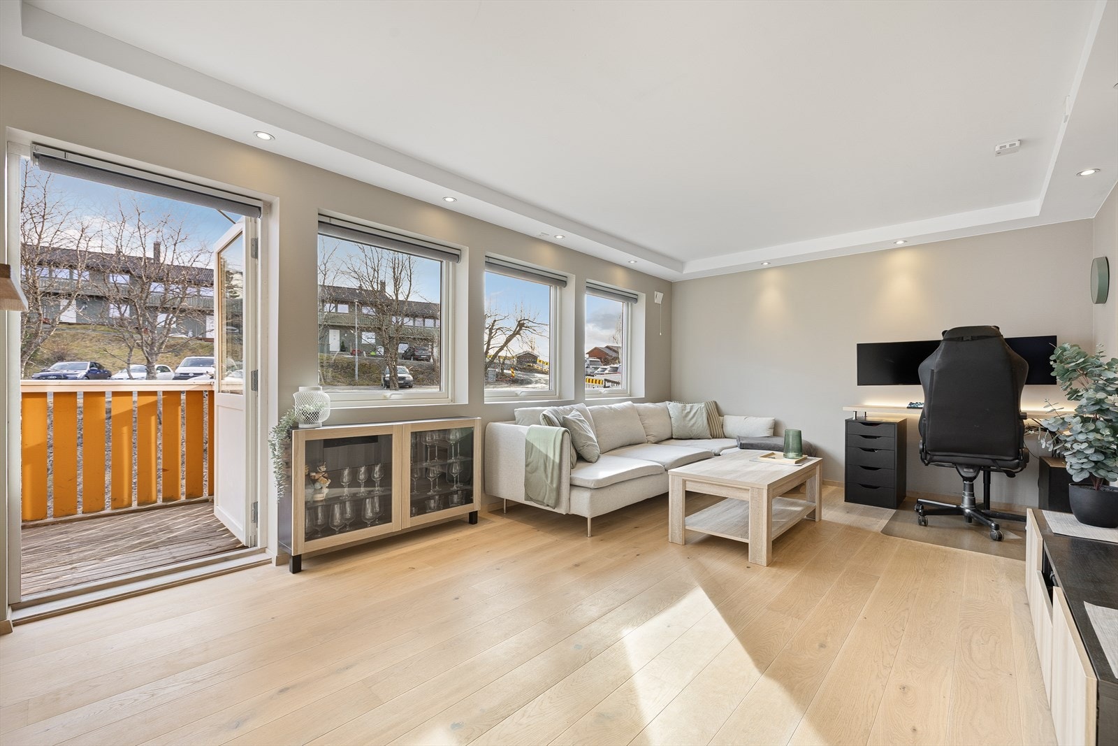 Fra stuen er det direkte adkomst til den luftige balkongen på 7 m². Galleribilde