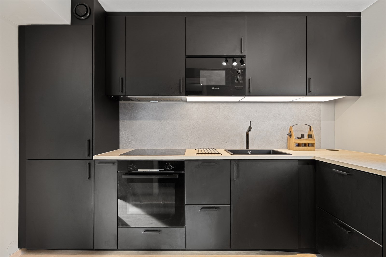 Kjøkkenet er utstyrt med integrert kjøl/fryseskap, oppvaskmaskin, platetopp, stekeovn og mikrobølgeovn. Galleribilde