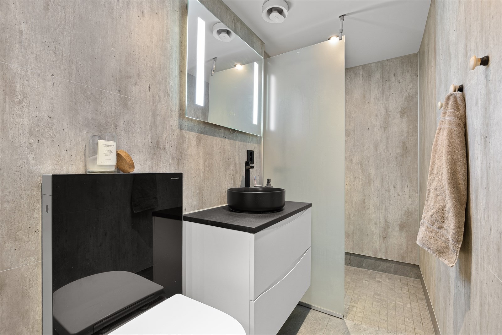 Rommet byr på dusjnisje, vegghengt wc, mekanisk avtrekk, opplegg for vaskemaskin, rørfordelingsskap, servantskap og stoppekran. Galleribilde