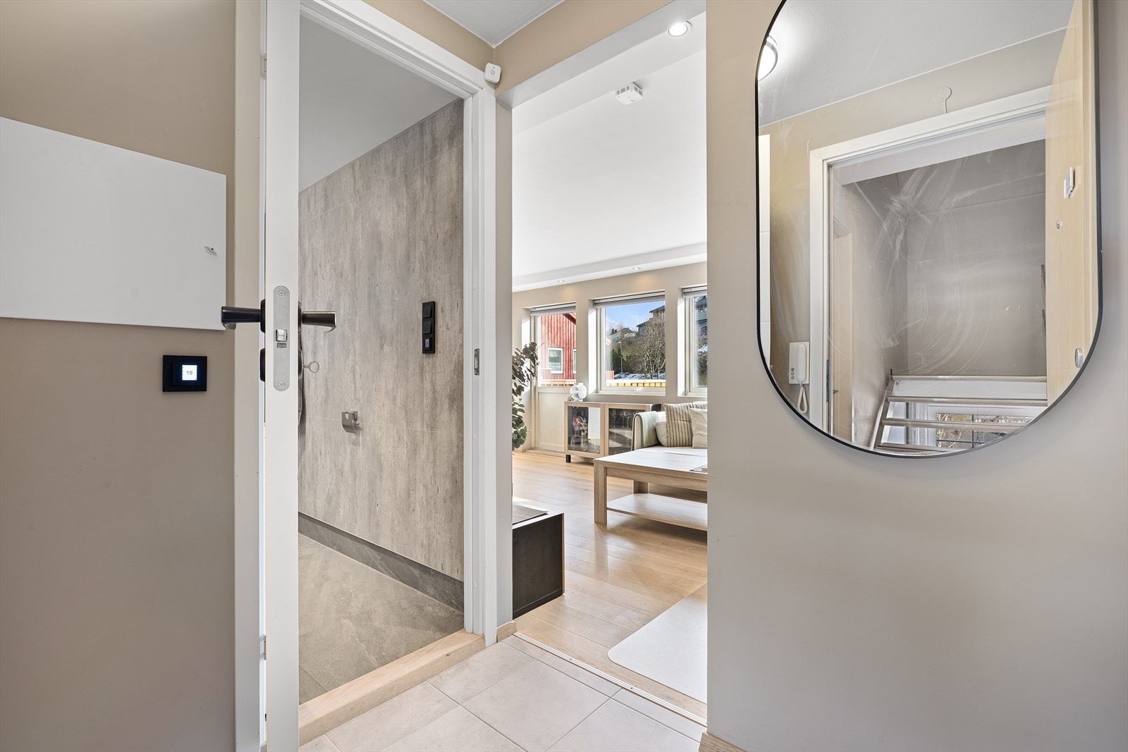 Lys og innbydende entré på 2,5 m² med god plass til til yttertøy, sko og oppbevaring. Galleribilde