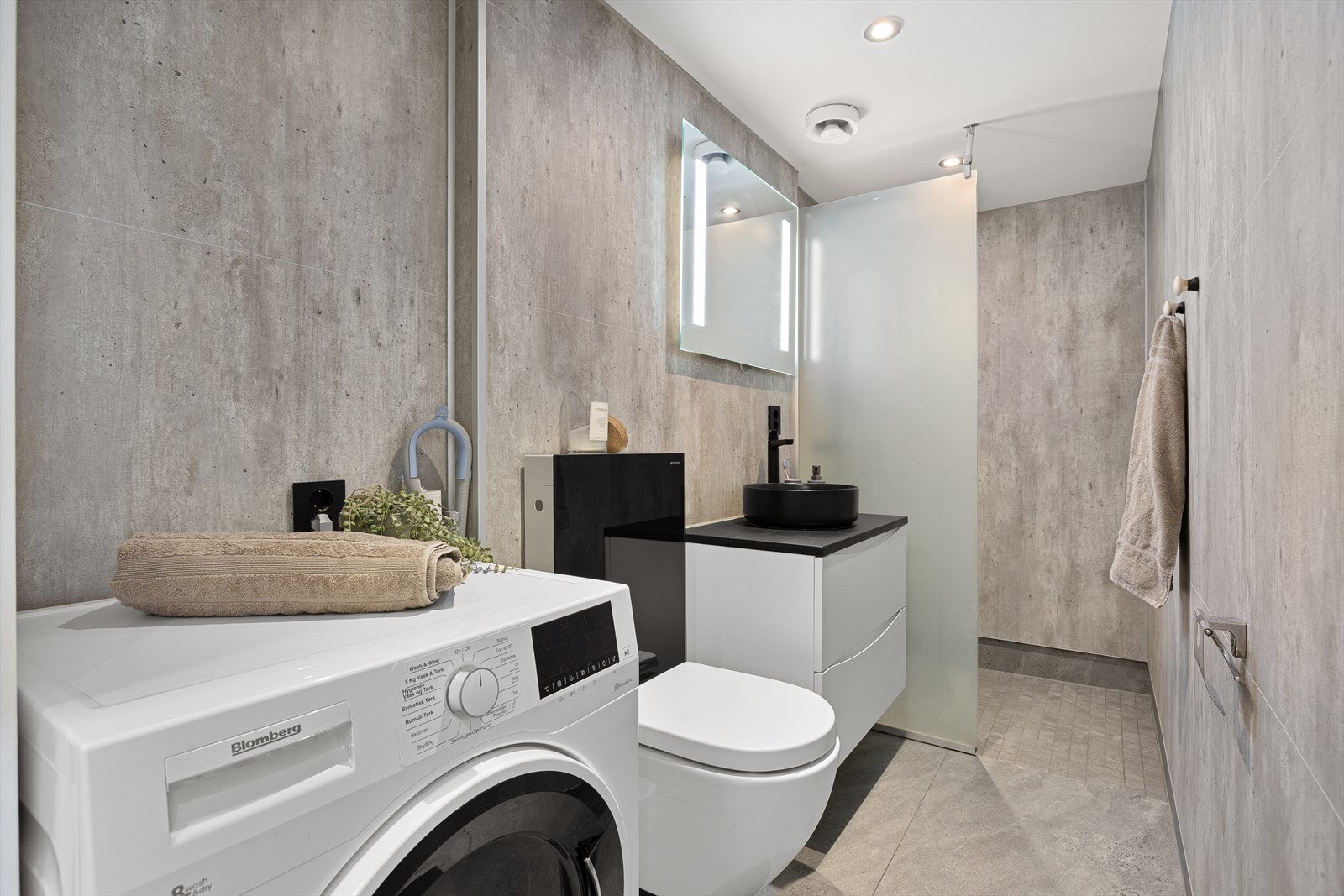 Lekkert bad på 4 m² med varme i gulvet. Gulvet er flislagt, mens veggene er kledd med våtromsplater. Galleribilde