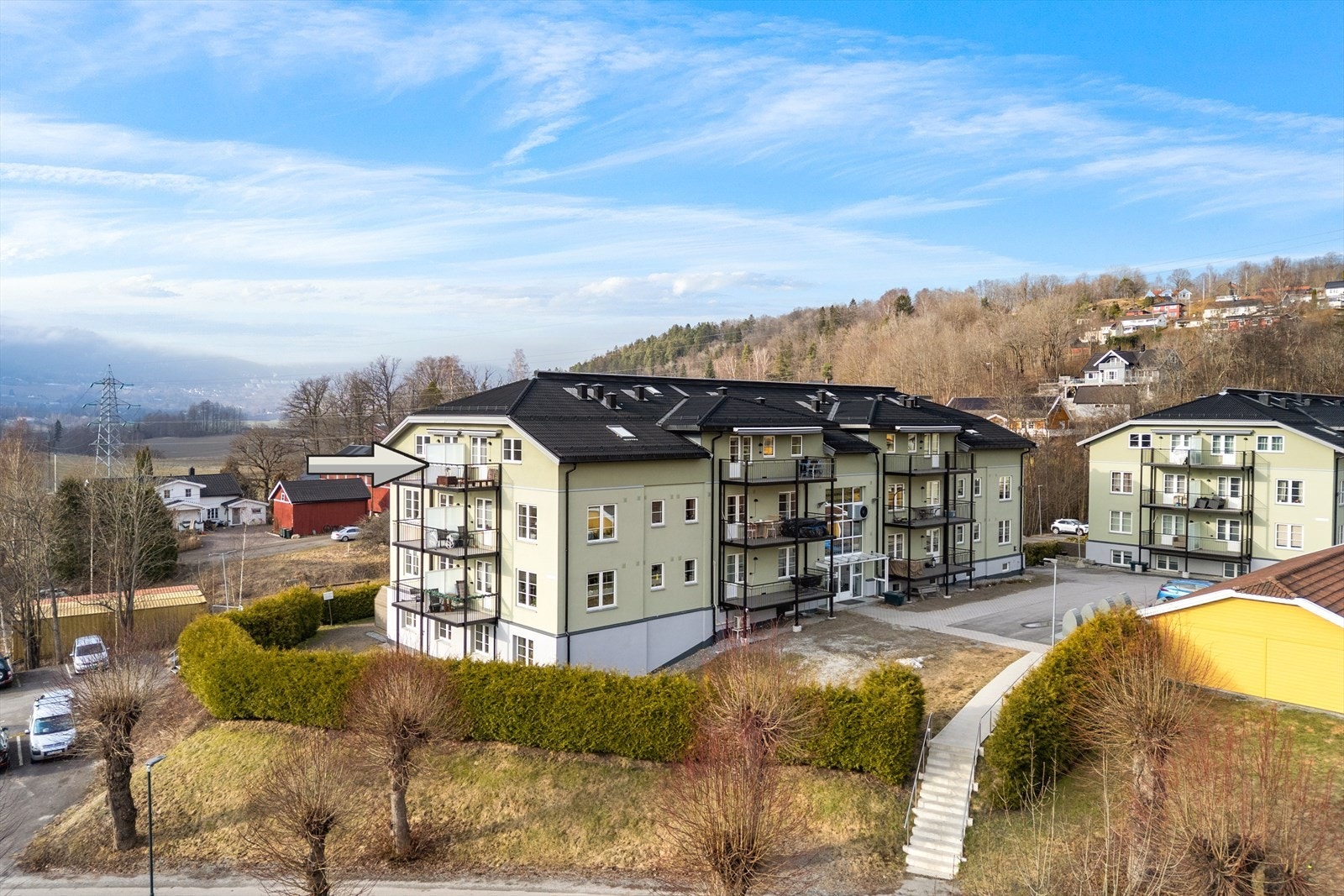 Leiligheten er beliggende i rolige omgivelser kun en kort spasertur unna Lierbyen sentrum. Her har en fasiliteter og servicetilbud som dekker de fleste behov. Galleribilde