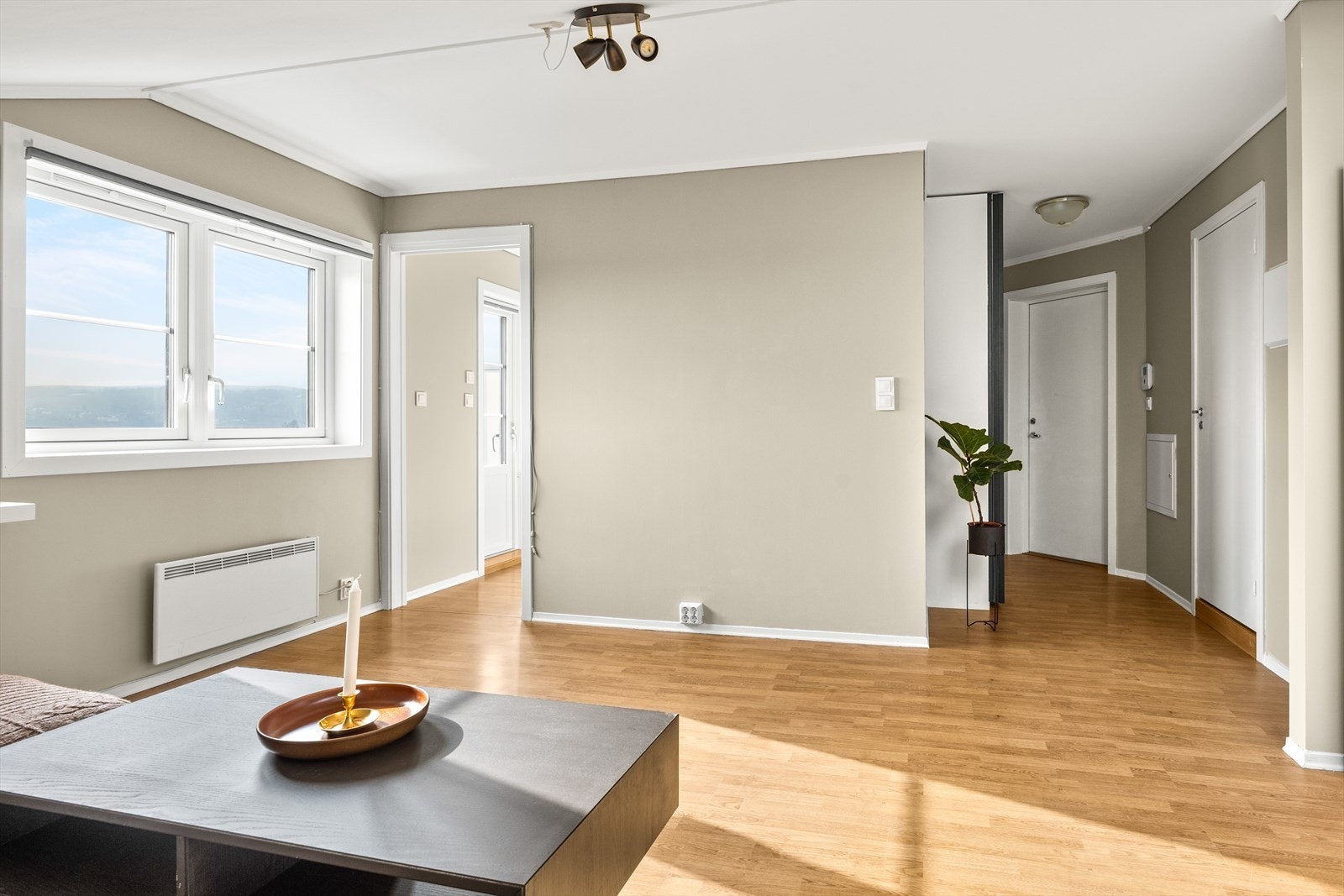 Den åpne løsningen mot kjøkkenet som gjør at rommet føles som et åpent og sosialt allrom. Galleribilde