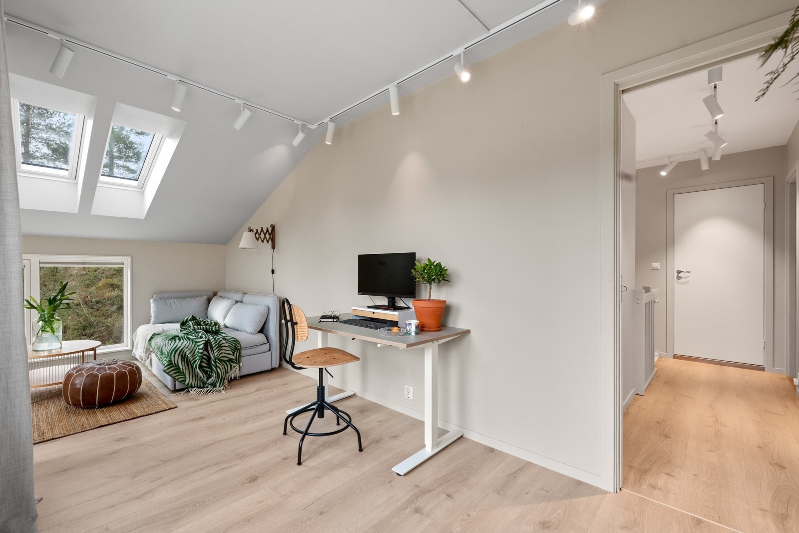 Rommet kan også fint benyttes som soverom dersom man øsnker. Brukes i dag som stue/kontor. Galleribilde