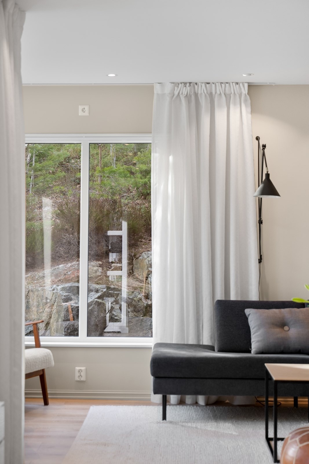 Store vindusflater som bidrar til rikelig med naturlig lysinnslipp. Galleribilde