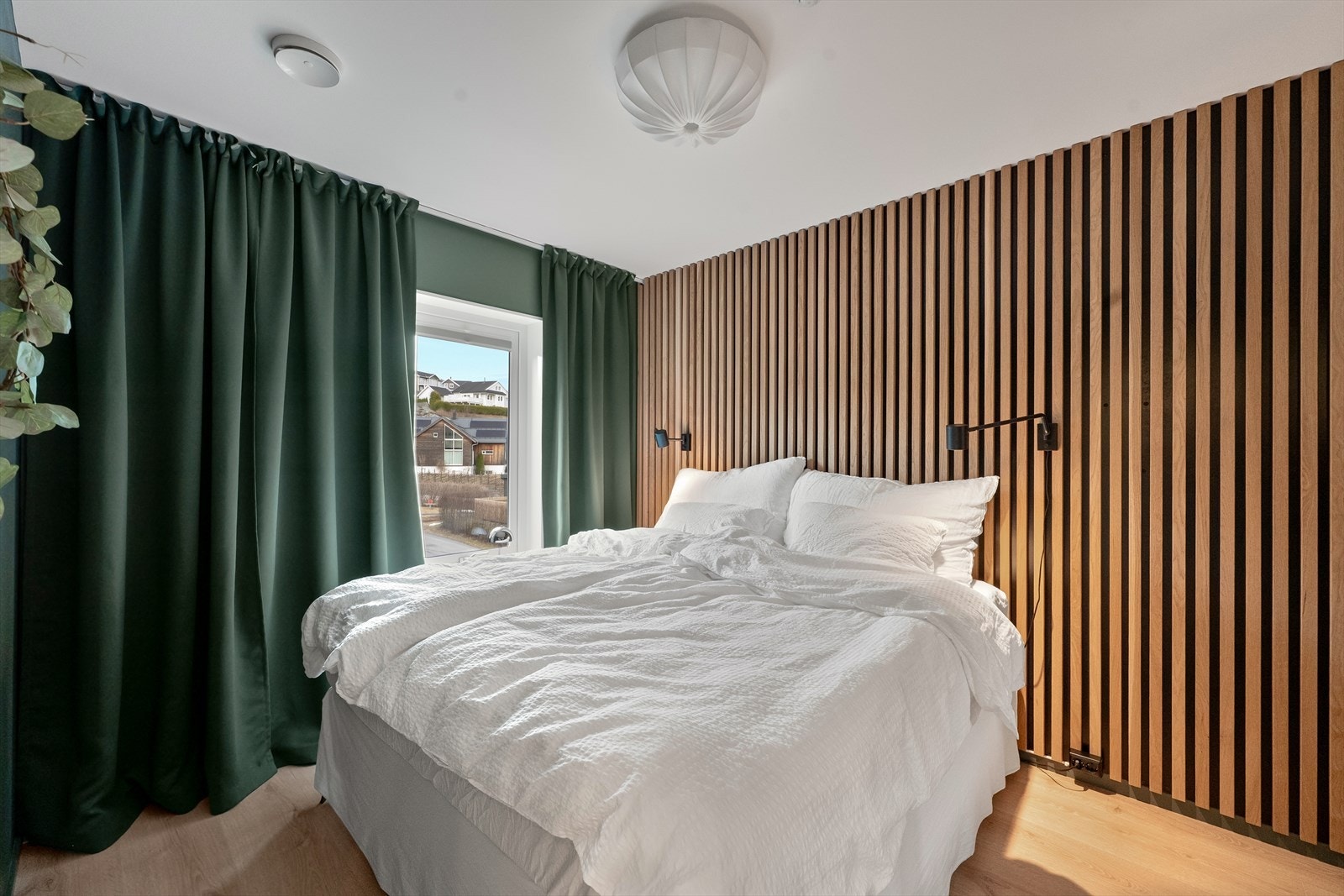 Det er spilevegger bak sengen som gir et moderne uttrykk til rommet. Galleribilde