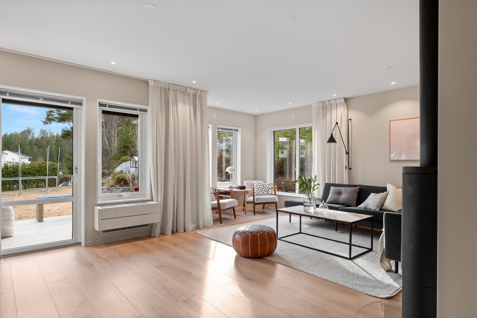 Det er downlights i taket og laminat på gulvet som er gjennomgående. Galleribilde