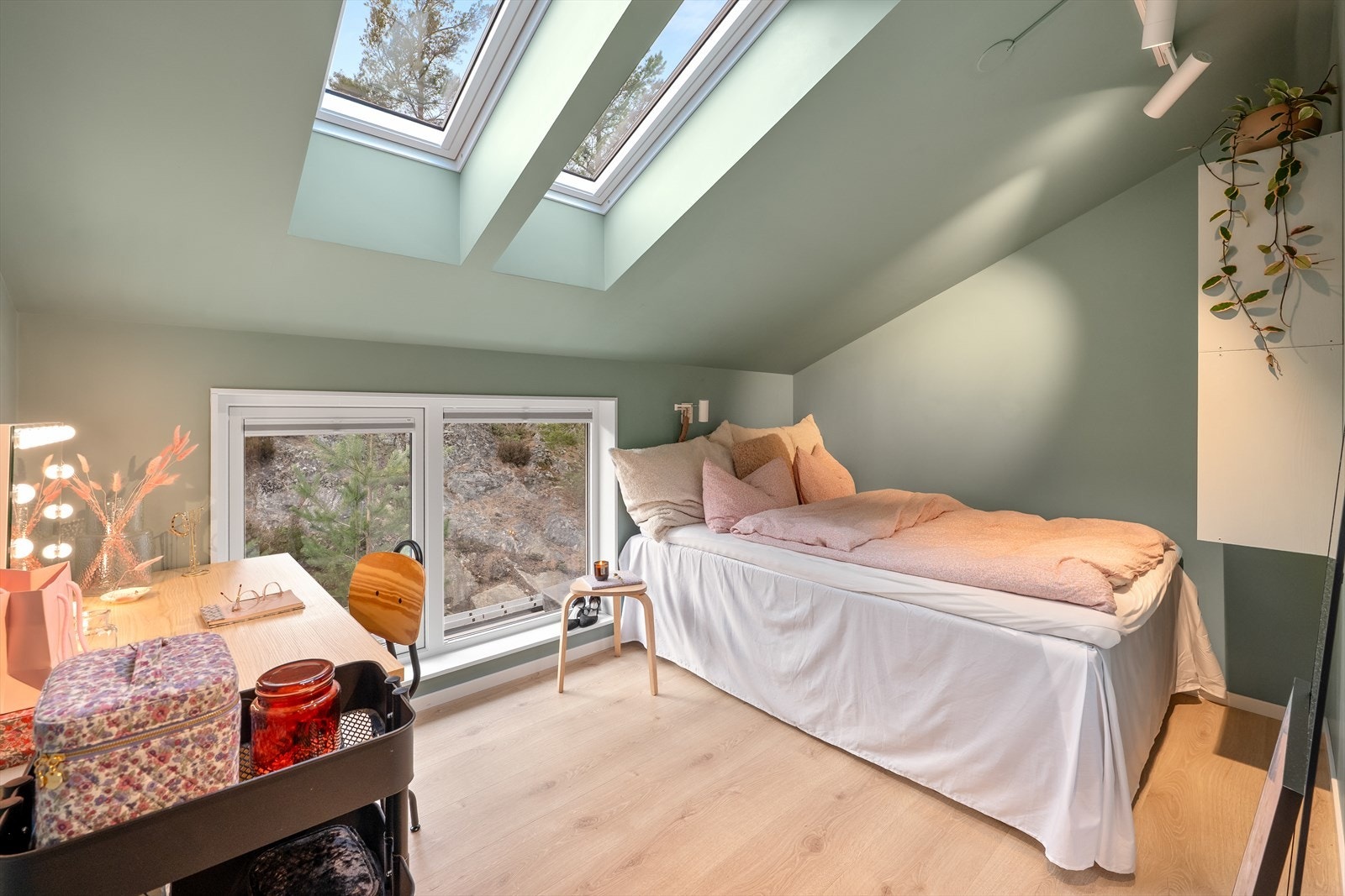 Soverom nr. 2 med vindusflater som gir rikelig med naturlig lys. Galleribilde