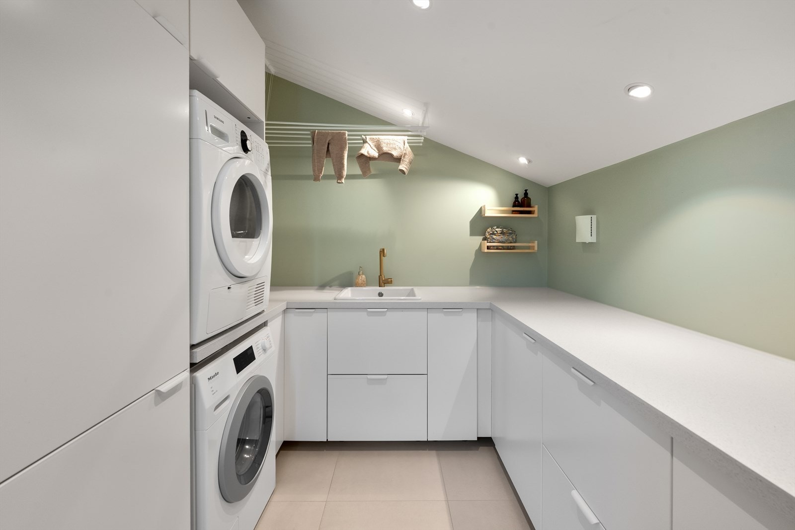 Det er god arbeidsplass på vaskerommet. Galleribilde