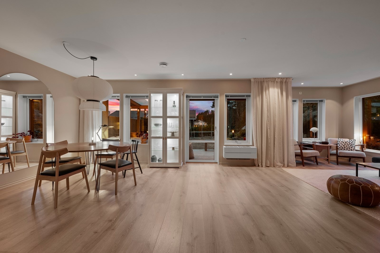 Stuen er romslig og innbydende, malt i en moderne fargetone som skaper en hyggelig atmosfære. Det er installert varmepumpe i stuen som bidrar til en behagelig temperatur. Galleribilde