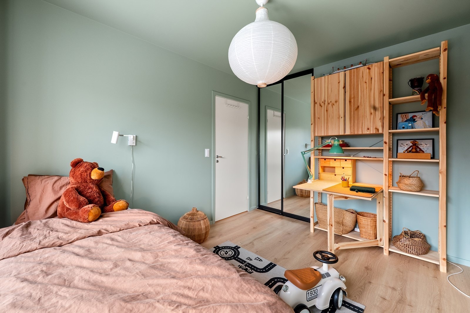 Soverom nr. 3 med skyvedørsgarderobe. Galleribilde