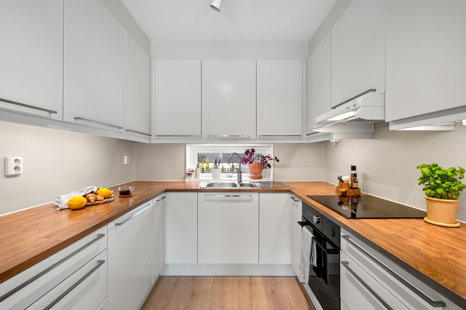 Det er integrerte hvitevarer som medfølger i salget. Det er blant annet dampovn som man kan tilberede gode måltider med. Galleribilde