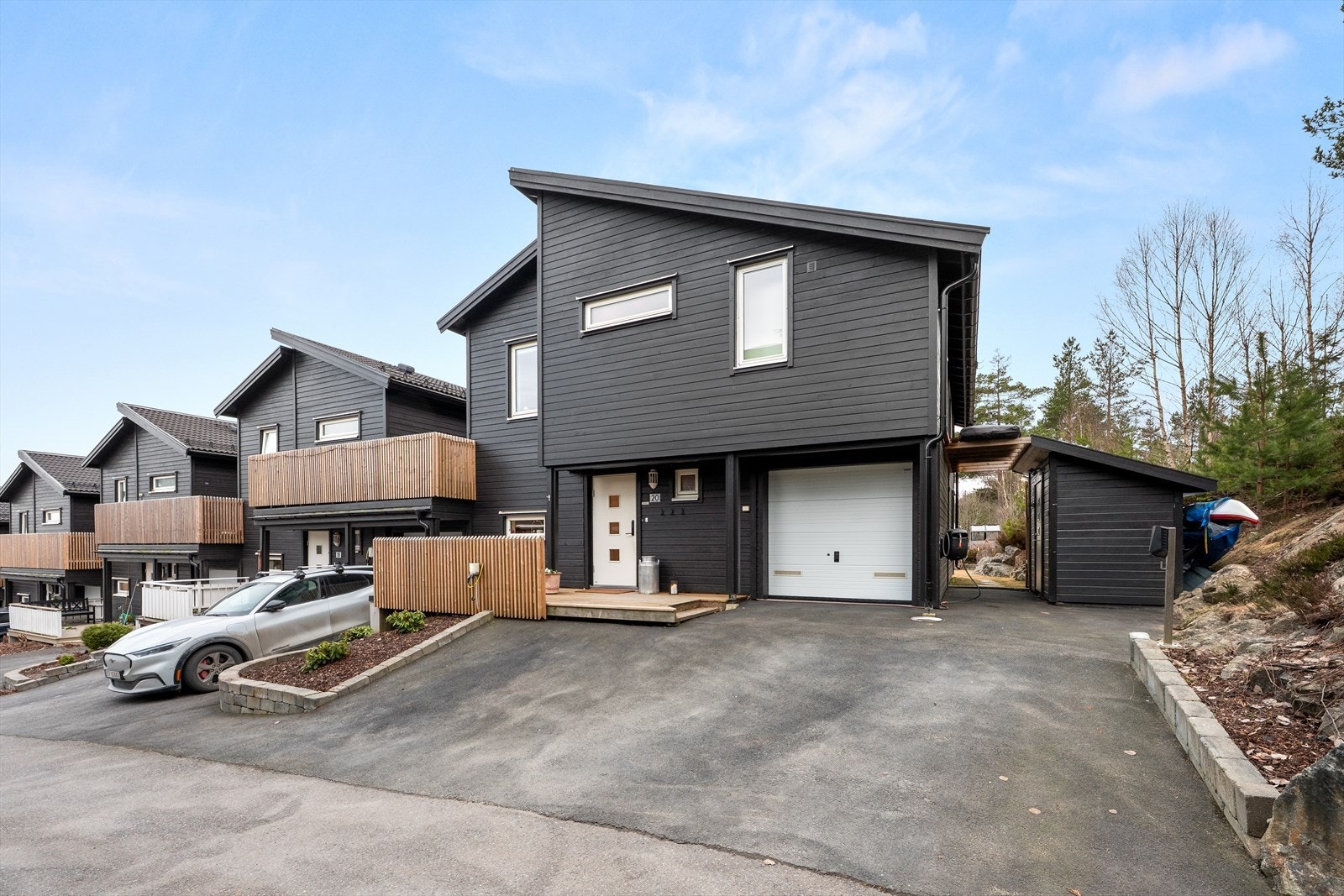 Flott enebolig i kjede med garasje, biloppstillingsplass med to ladere til elbil. Her bor man attraktivt og barnevennlig til på enden i sameiet. Galleribilde