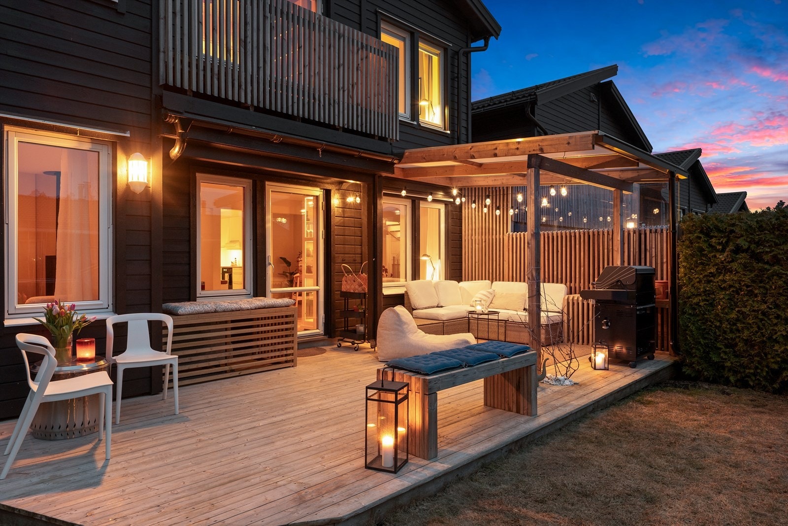 Hyggelige og lune uteområder, her er alt tilrettelagt for og invitere familie og venner til hyggelige sammenkomster utendørs. Galleribilde