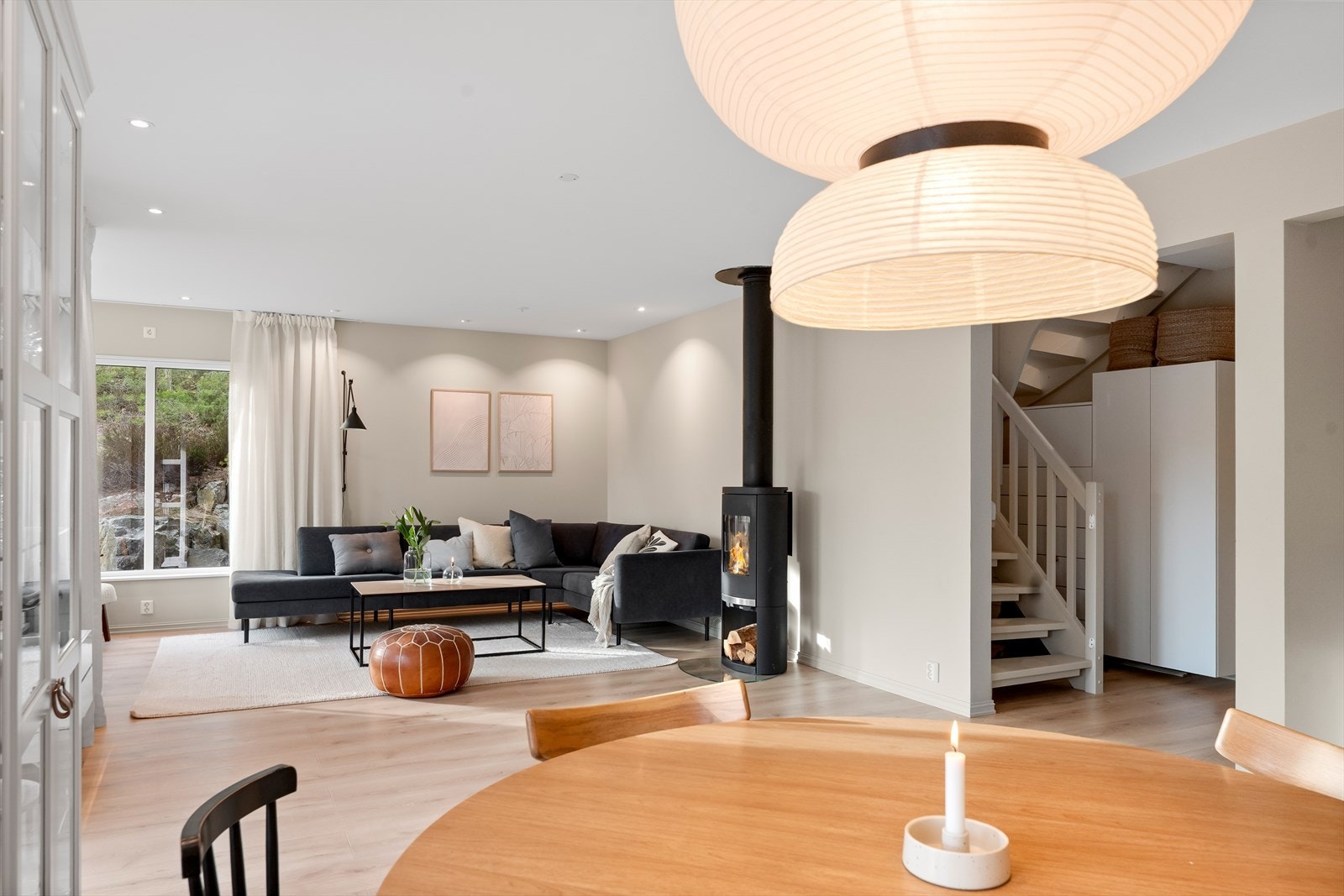 Det er god plass til både sofagruppe og spisebord. Galleribilde