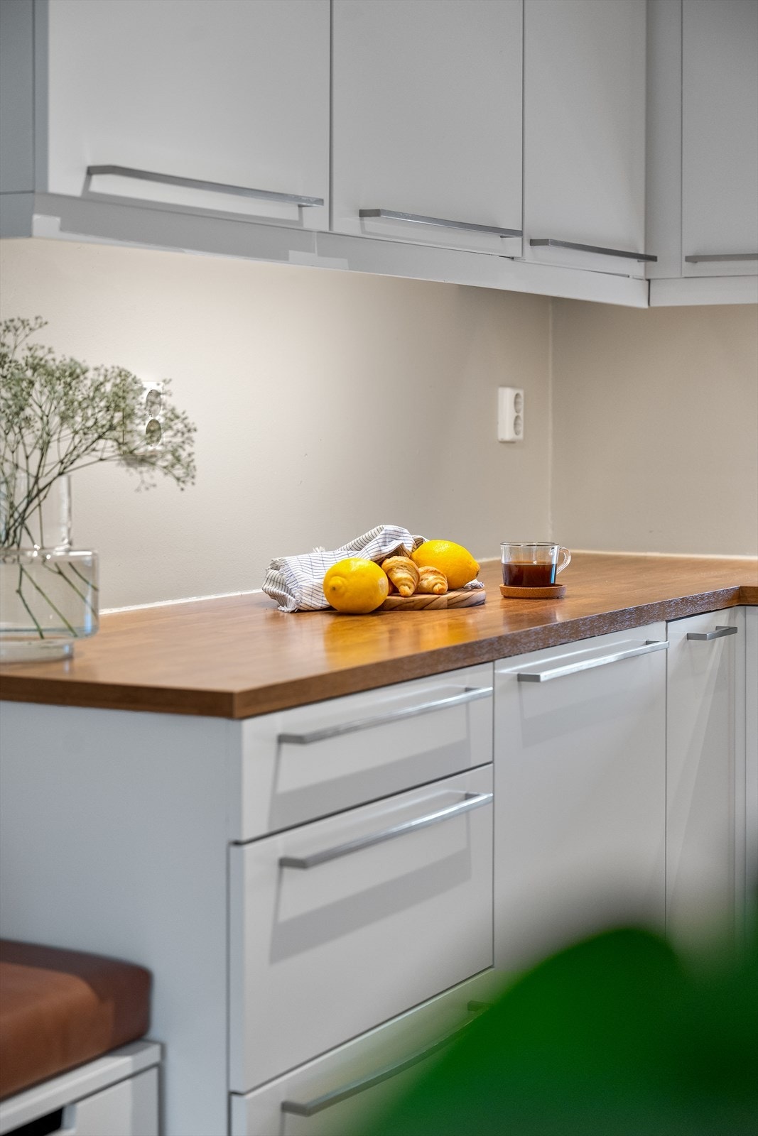 Laminert benkeplate gir en solid arbeidsflate for matlaging. Galleribilde