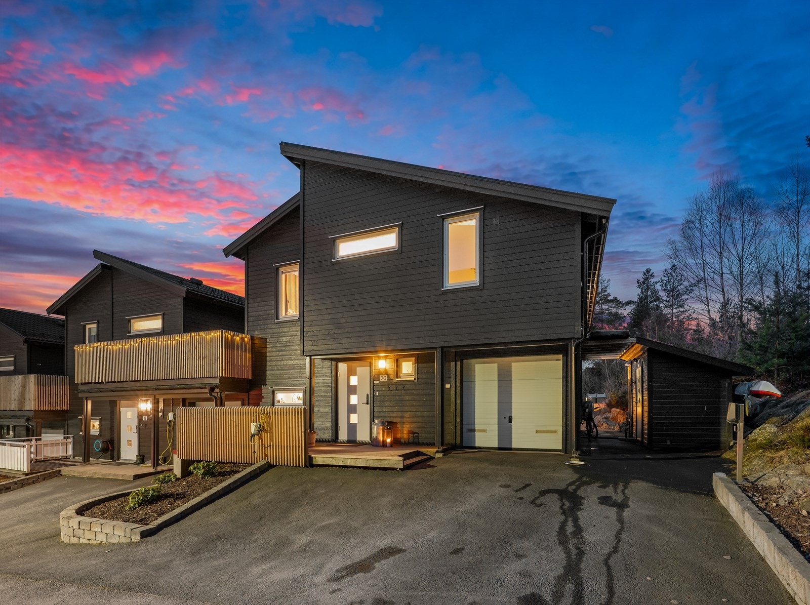 Eiendommen er pent opparbeidet, det er god parkeringsdekning og garasje. Det er montert to ladere for elbil på biloppstillingsplassen. Galleribilde