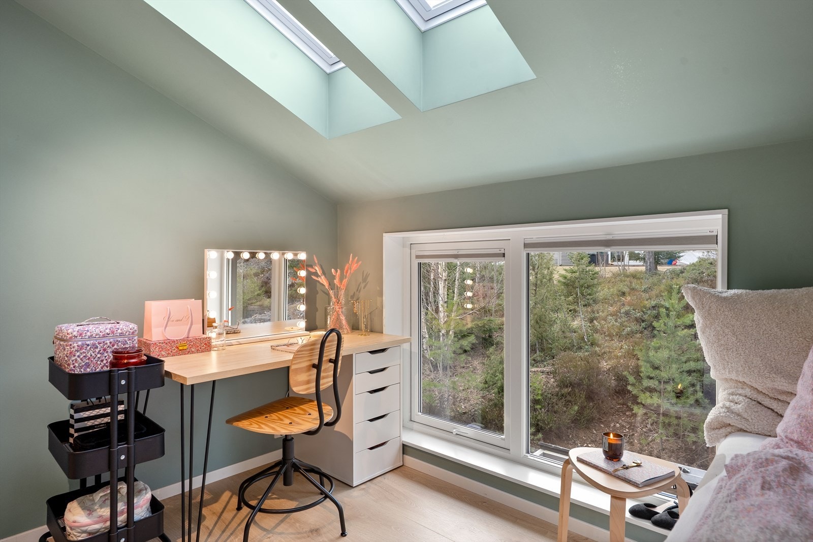 God plass til seng, garderobeløsning og skrivebord om ønskelig. Galleribilde