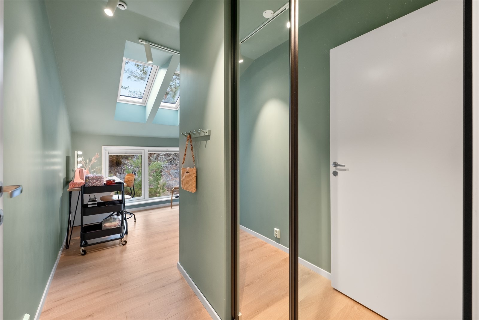 Skyvedørsgarderobe med praktisk oppbevaring. Galleribilde