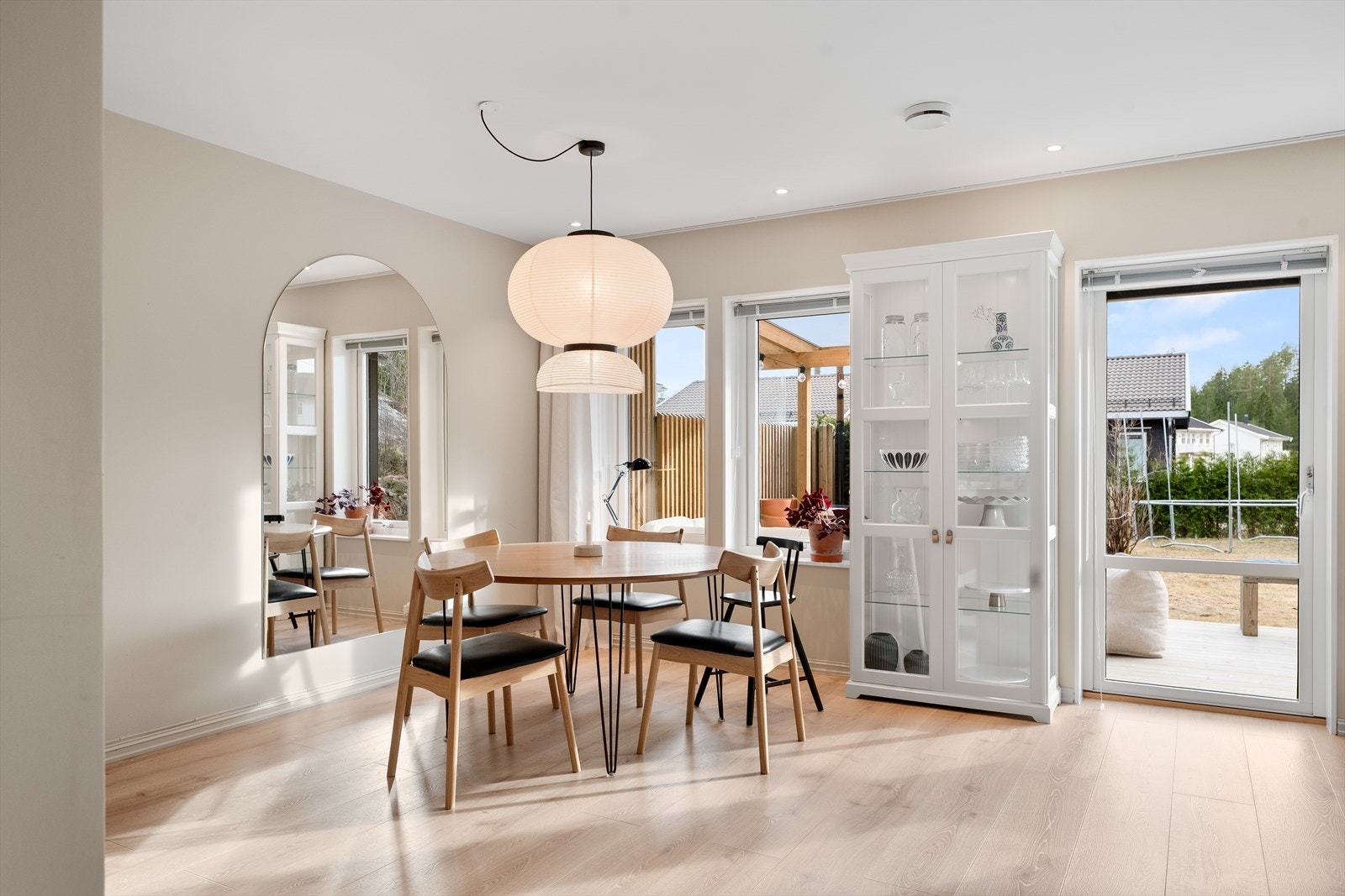 Spisestuen fremstår lys og stilren, med moderne overflater som gir rommet et moderne uttrykk. Galleribilde