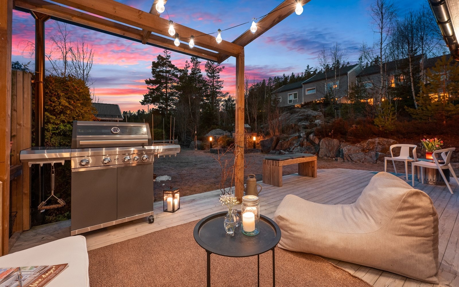 Det er god boltreplass for hele familien. Her kan man nyte godt av gode solforhold fra morgen til kveld i sommerhalvåret. Galleribilde