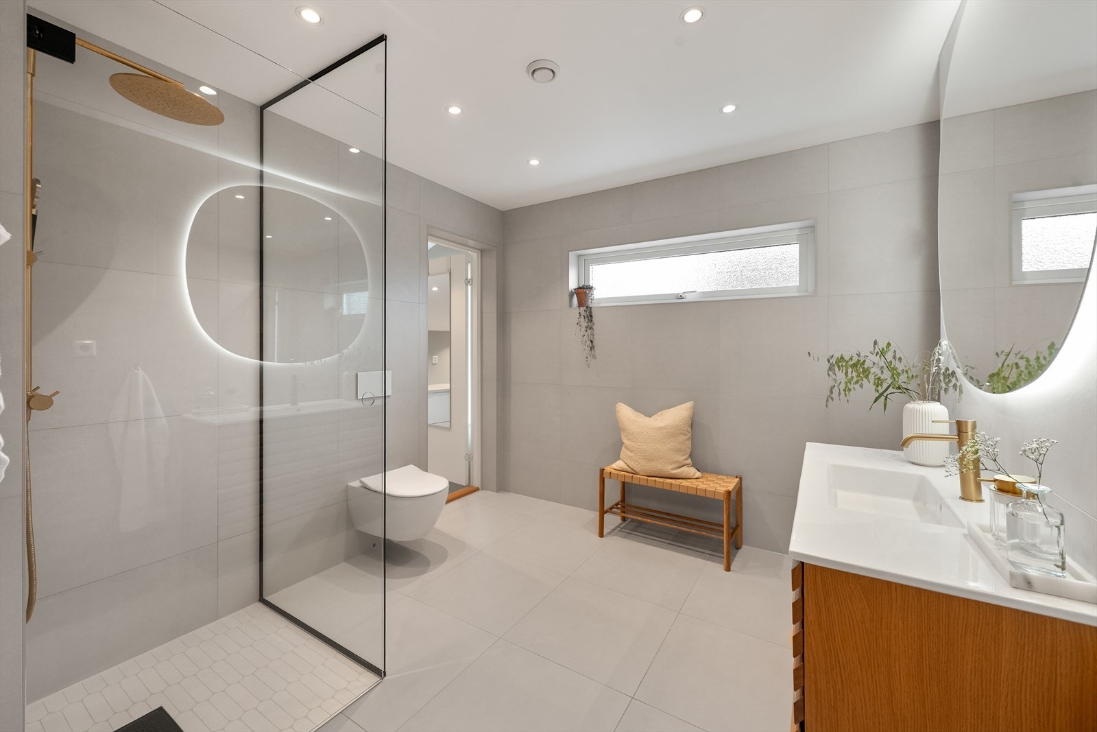 Lekkert og moderne baderom i 2. etasje fra 2021 og har fliser på vegger og gulv, med elektriske varmekabler i gulvet. Galleribilde