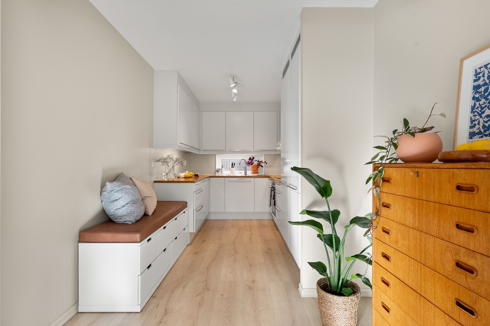 Kjøkkenet er lyst og innbydende og har godt med skap- og benkeplass. Galleribilde