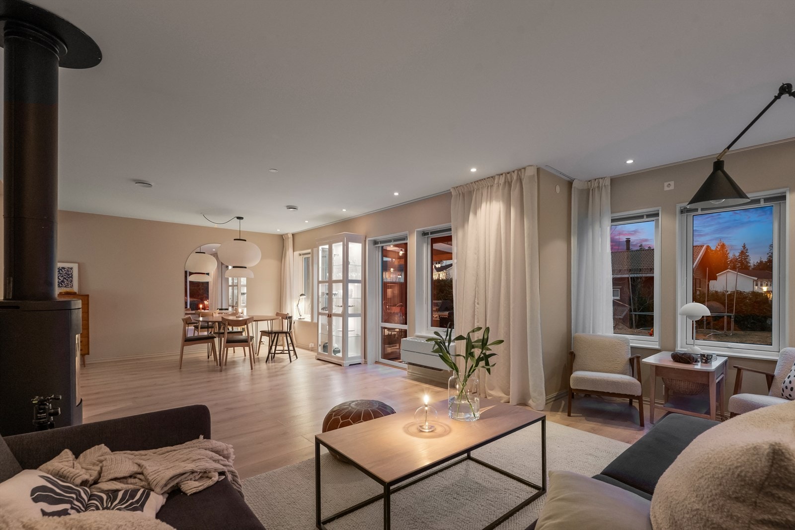 Det er ildsted i stuen som varmer godt på kjøligere dager. Galleribilde