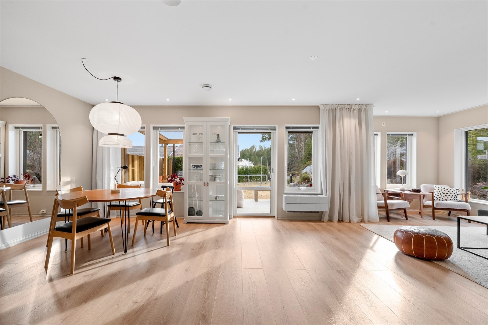 Lys og delikat stue med utgang til terrasseområdet. Galleribilde