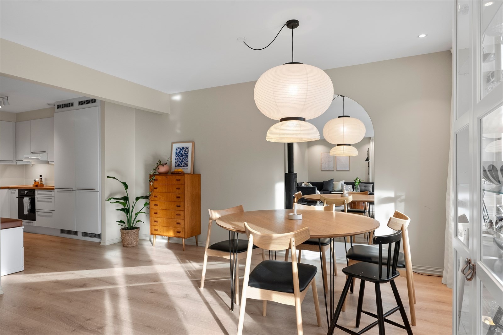 Boligen har en moderne, åpen stue- og kjøkkenløsning som skaper en luftig og sosial atmosfære. Galleribilde