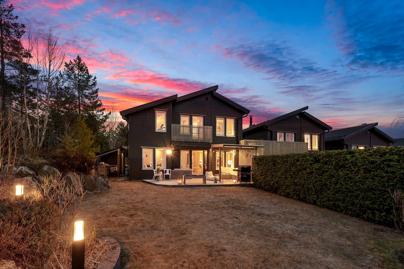 DNB Eiendom ved Malin Bruer har gleden av og presentere Tristilsvingen 20 - en attraktiv og familievennlig bolig med flott beliggenhet på enden i boligfeltet. Boligen er tilbygget i 2021 og de fleste overflater er pusset opp. Galleribilde